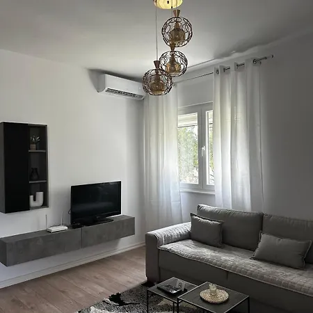 Spacious And Centrally Located Near The Stadium Apartment *