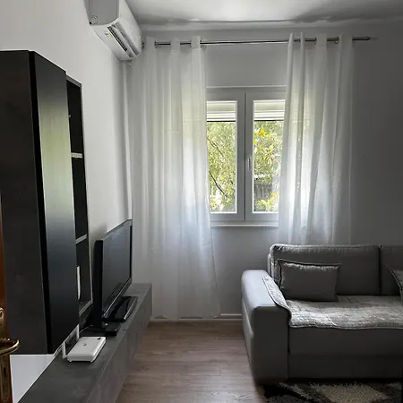Spacious And Centrally Located Near The Stadium Apartment Tirana
